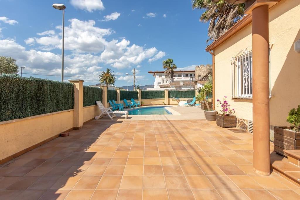 S46-casa De Vacaciones Climatizada Con Piscina, En El Centro Junto Al Mar, Barbacoa Y Wiifi Hébergement de vacances Empuriabrava